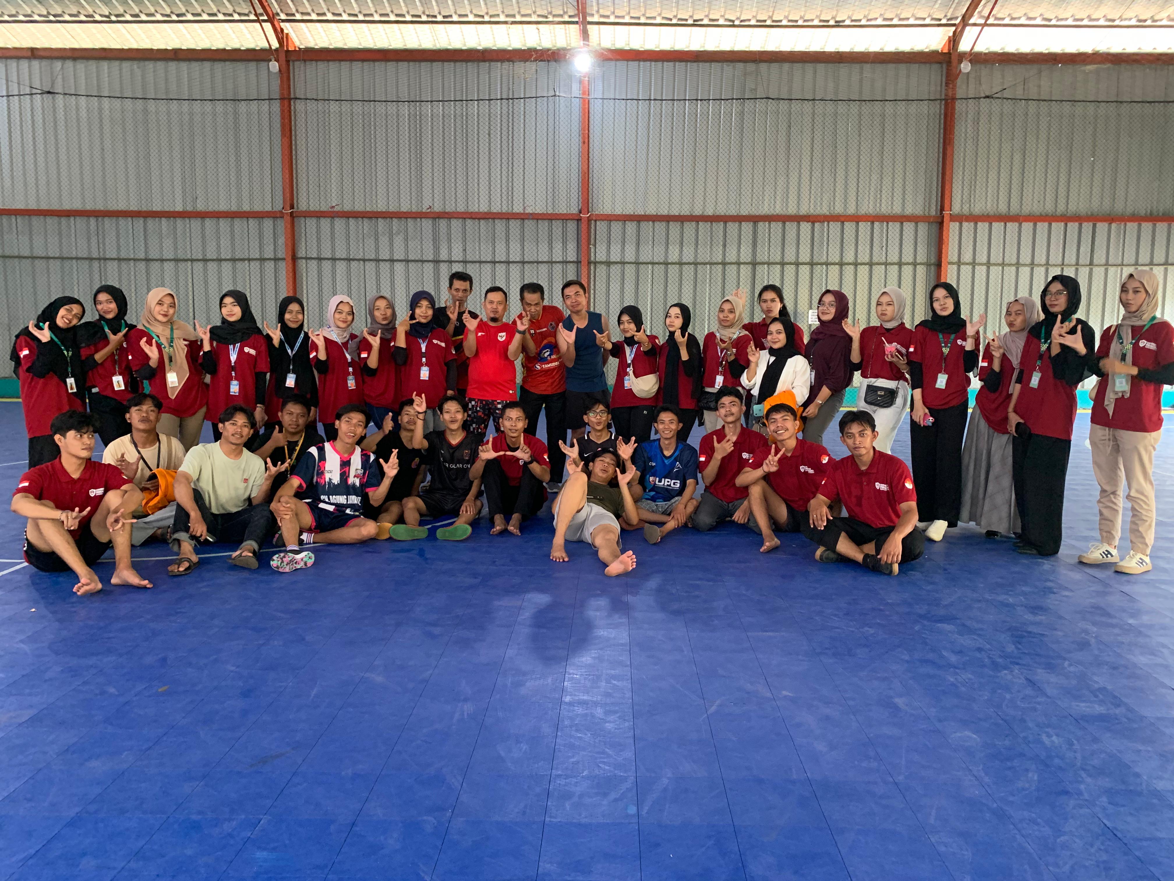 Aparat Kelurahan Se-Kecamatan Curug&KKM Universitas Primagraha: Bermain Futsal Bersama